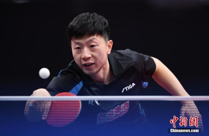 随后，工作人员亲手将那颗回春丹递到伯纳德·艾尔诺口中。